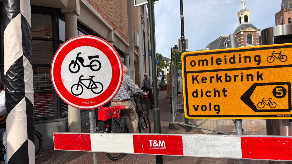 Fietsers trekken zich niets aan van afgesloten fietsroute op Kerkbrink Hilversum