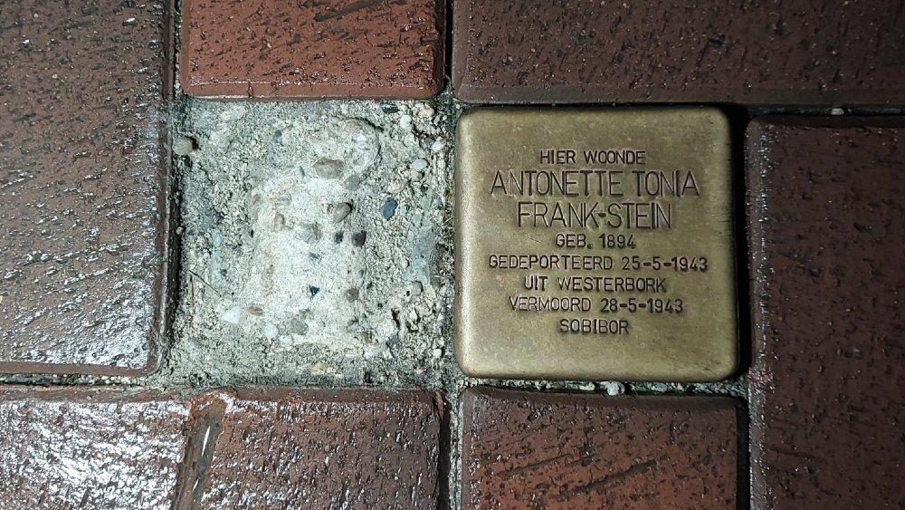 Bescherm struikelstenen in Hilversum tegen vernieling