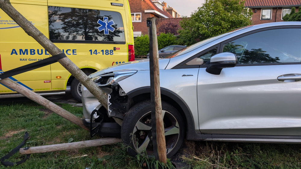 Auto botst tegen boom op Minckelersstraat