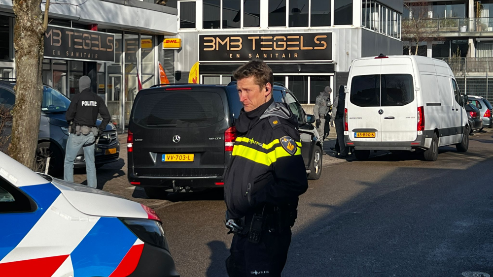 Grote politieactie bij Hilversumse winkel BMB Tegels en Sanitair