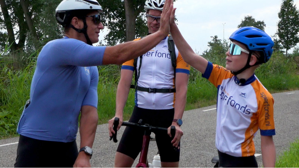 12-jarige Tavi fietst 1000 kilometer voor ALS, waarvan deel met oud-triatleet Steff Overmars
