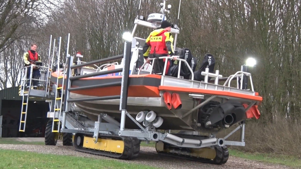 Met eerste elektrische bootwagen van Nederland kan Blaricumse KNRM razendsnel te water