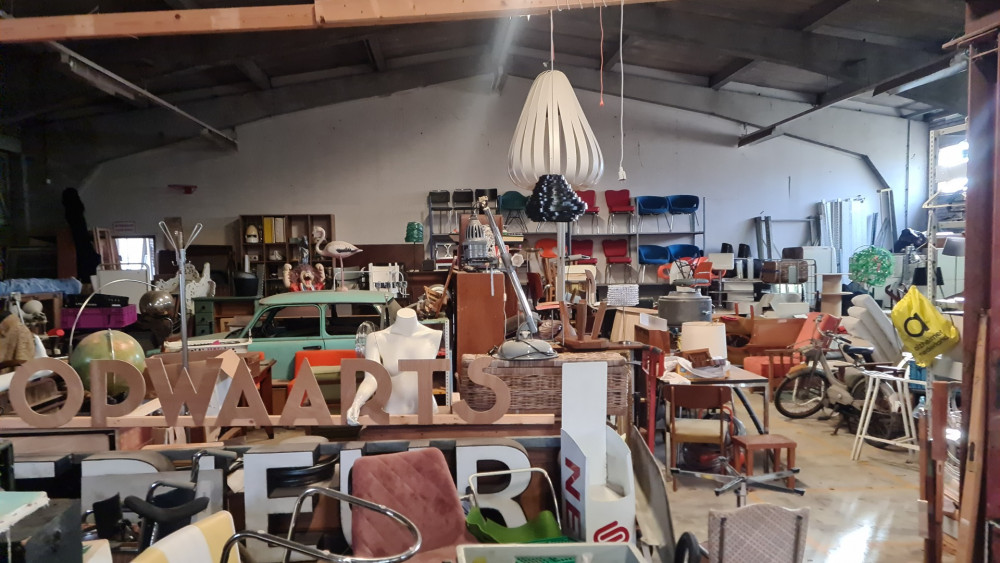 Nieuw leven voor afgedankte spullen: in een Hilversumse loods maakt Daan kunst en meubilair