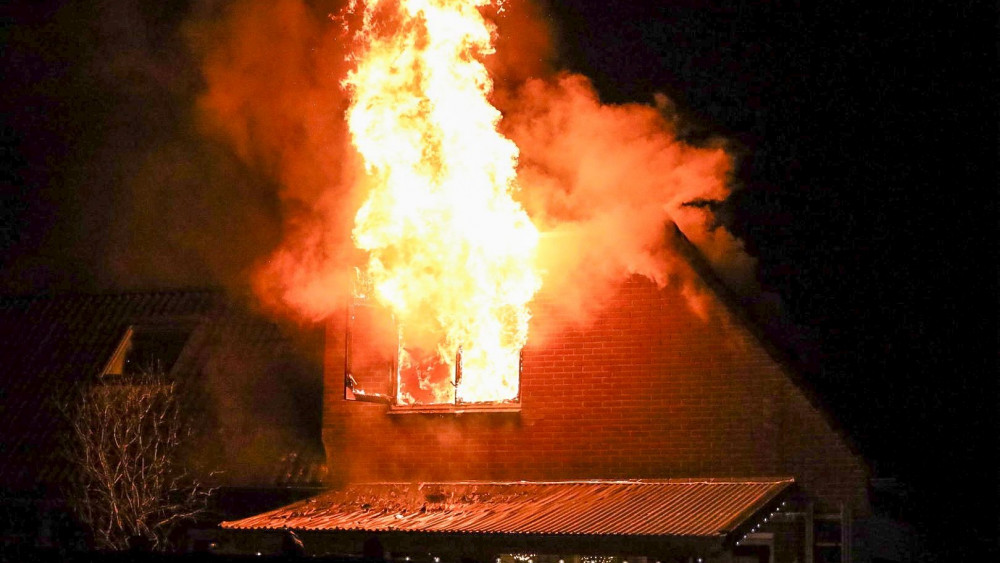 Uitslaande brand in woning in Huizen
