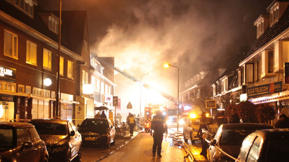 Grote brand in woning aan Koninginneweg Hilversum 