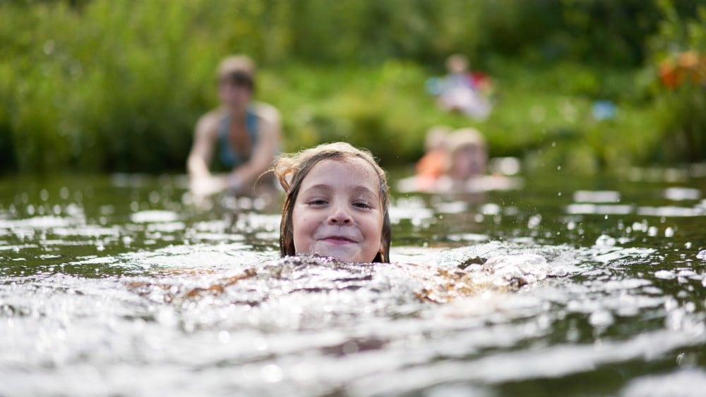 Blauwalg en bacteri&euml;n: deze Gooise strandjes kun je deze dagen beter overslaan