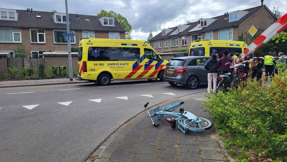 Twee kinderen naar ziekenhuis na aanrijding met auto in Hilversumse wijk 