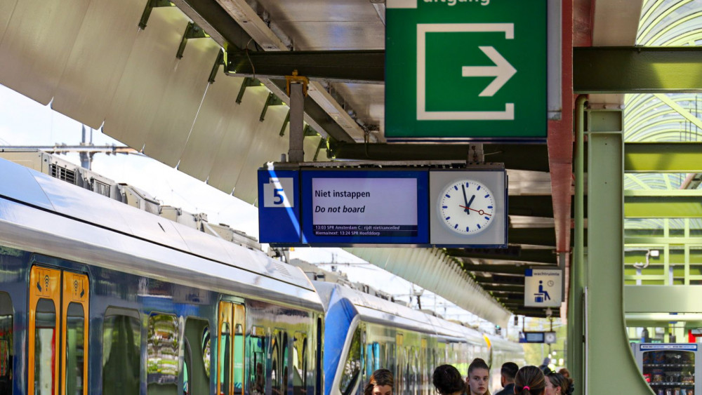 Frustratie van treinreizigers over NS-bussen tussen Weesp en Almere: chauffeurs kennen de weg niet