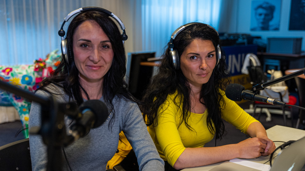 Oekraïense vluchtelingen maken 'Radio Oranje' op Larense radio: "Informatie is ons wapen"