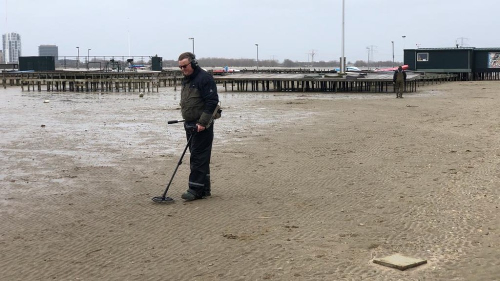 Wadlopen op IJmeer door zuidwesterstorm: "Ideale omstandigheden voor schatzoeken"