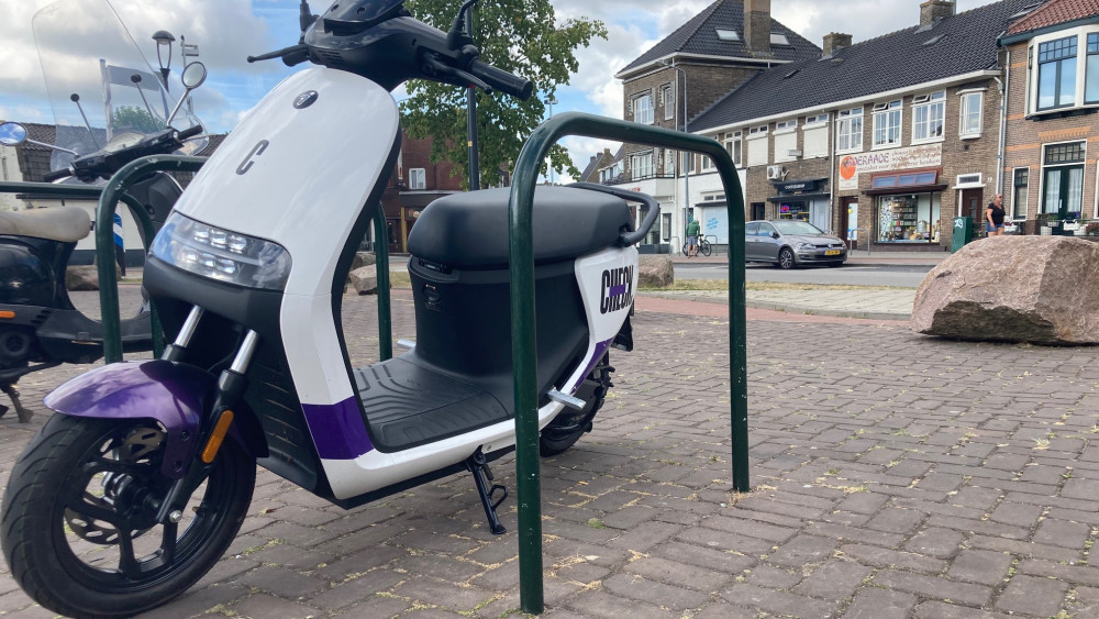 Hilversum legt parkeren van deelscooters aan banden