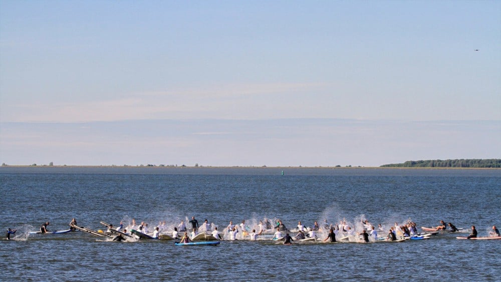 Vrienden eren overleden surfer Max met indrukwekkende 'paddle out'