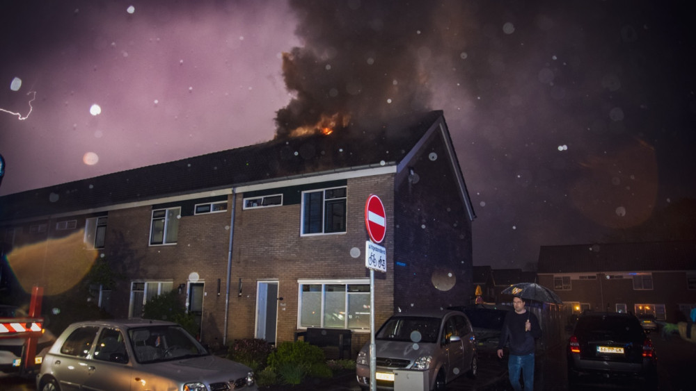 Blikseminslag zorgt voor brand in Nederhorst den Berg