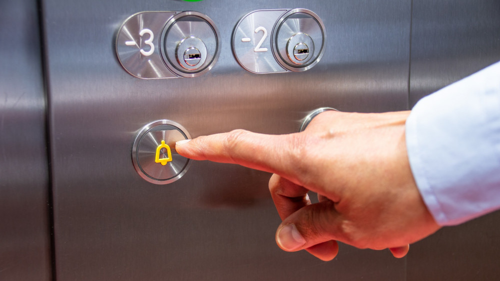 Hachelijke uren voor mensen in vastgelopen Hilversumse lift: paar uur opgesloten