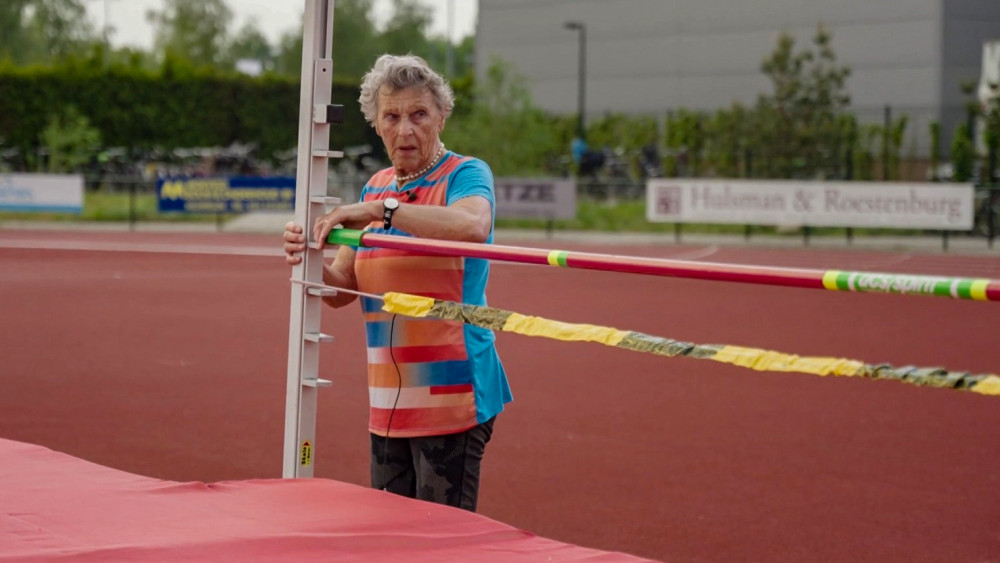Oma Rietje (82) pakt record na record op de atletiekbaan: "Ga door tot m'n honderdste"