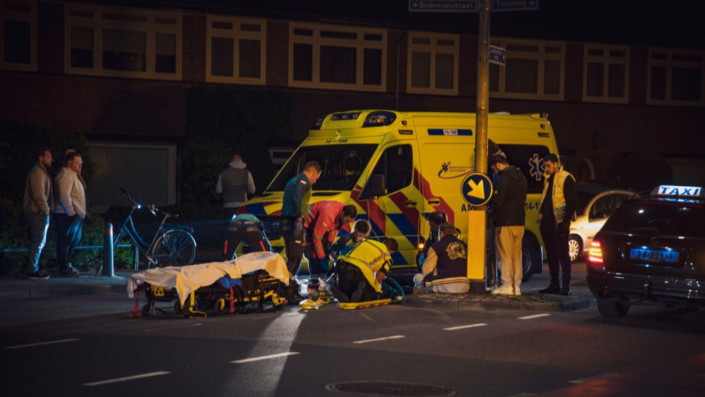 Omstanders vinden gewonde fietser op straat in Hilversum, andere fietser spoorloos