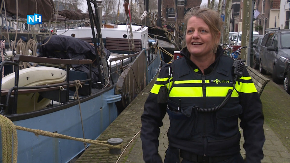 Amsterdamse wijkagenten nu aan het werk in Weesp: "Er gebeurt hier zeker wel iets"