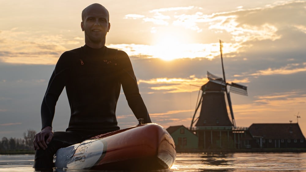 Thijs (25) paddelt 42 kilometer voor overleden vriend: "Doorbreek taboe over depressie&