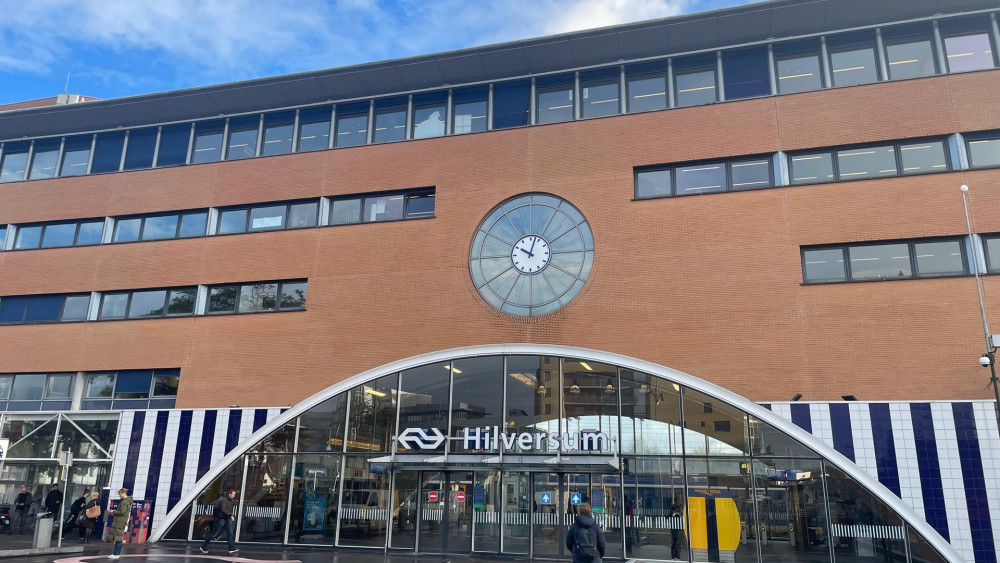 Schrikken bij je race tegen de klok: stationsklok Hilversum staat nog uur te laat
