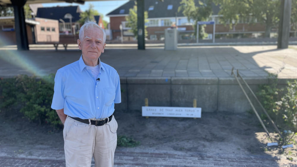 91-jarige Dick wil een trappetje aan de westkant van station Naarden-Bussum