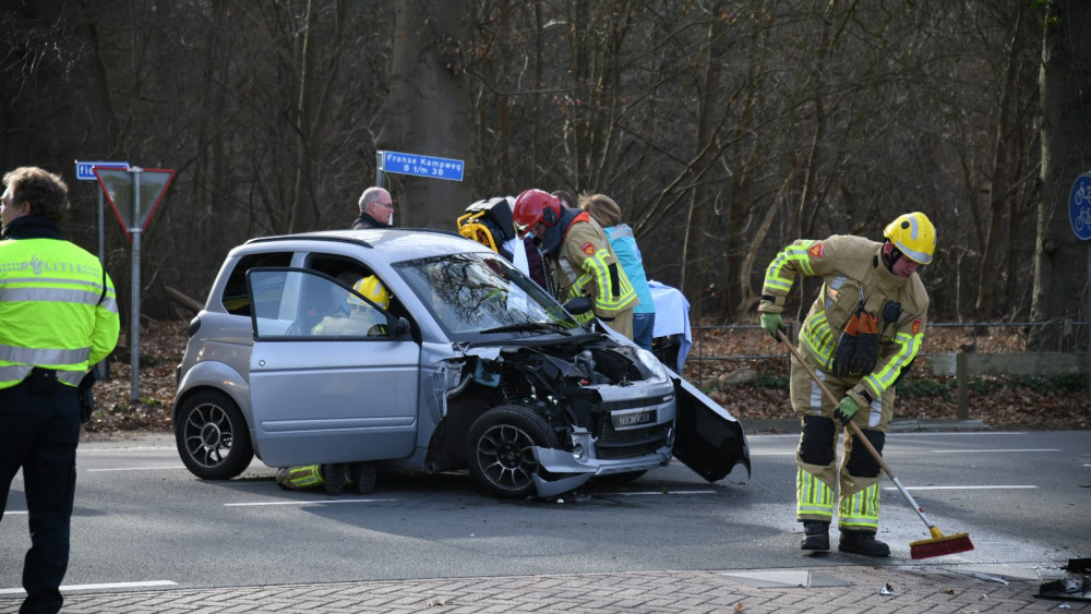 Twee gewonden bij ongeluk met 45-kilometerwagentje in Bussum 