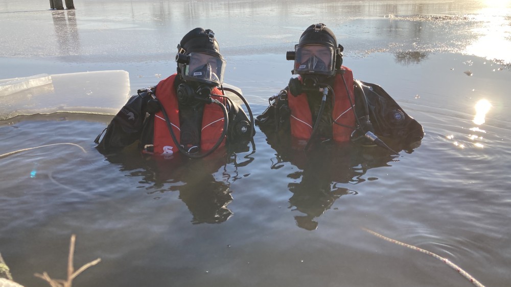 Niet erop, maar eronder: brandweerduikers oefenen na acht jaar weer onder het ijs