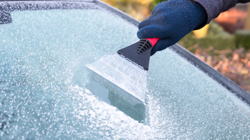 De billen tegen de deur en de zonneklep open: tips tegen een bevroren auto