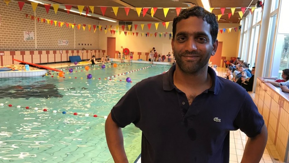 Zwembadeigenaar denkt maas in wet te hebben gevonden: met 'schoolzwemmen' weer open