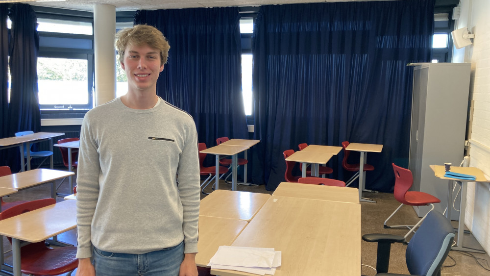 Florian (21) in de klas 'gescout' als leraar, nu geeft hij wiskunde op zijn oude middelbare