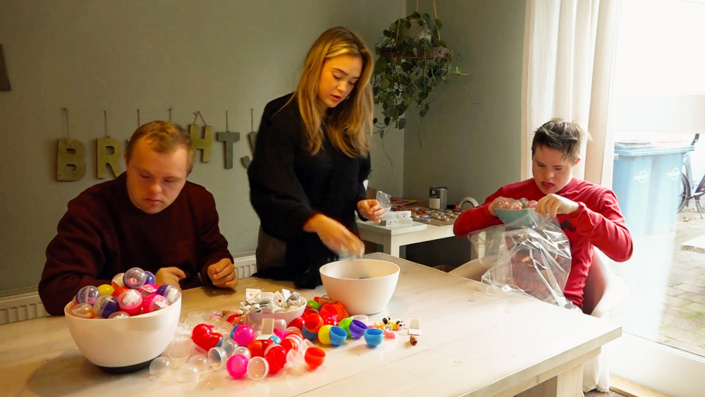 Sinterklaas krijgt hulp van jongeren Hilversumse dagbesteding: "Wij zijn inpakpietjes"