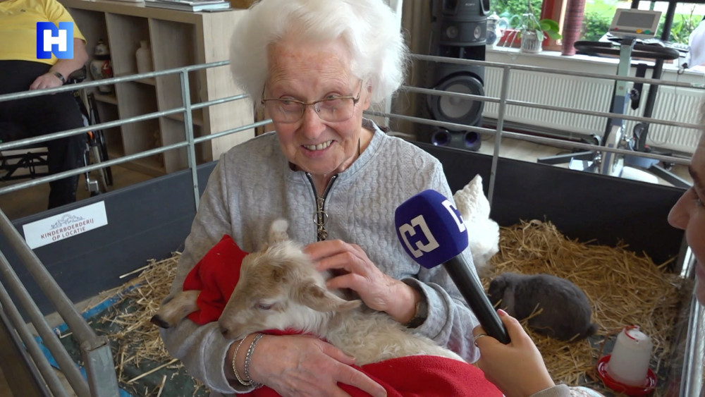 Hartverwarmend: Kortenhoefse Alissa brengt ouderen en dieren samen met 'rijdende kinderboerderij'
