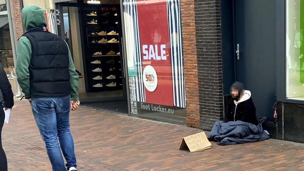 Klachten van Hilversumse winkeliers: veel bedelaars op straat en er is weinig aan te doen
