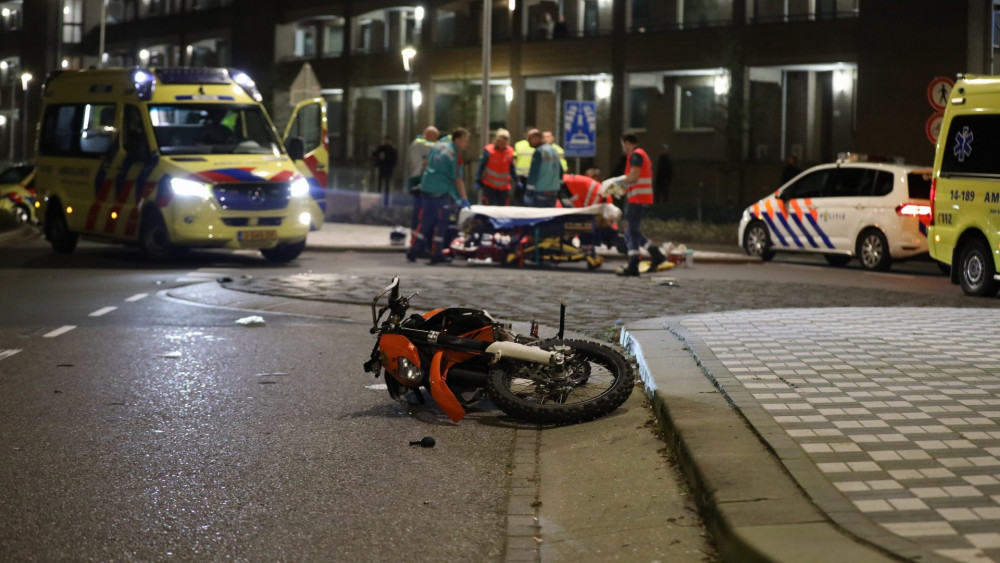 Motorrijder met ernstige verwondingen naar ziekenhuis na ongeluk