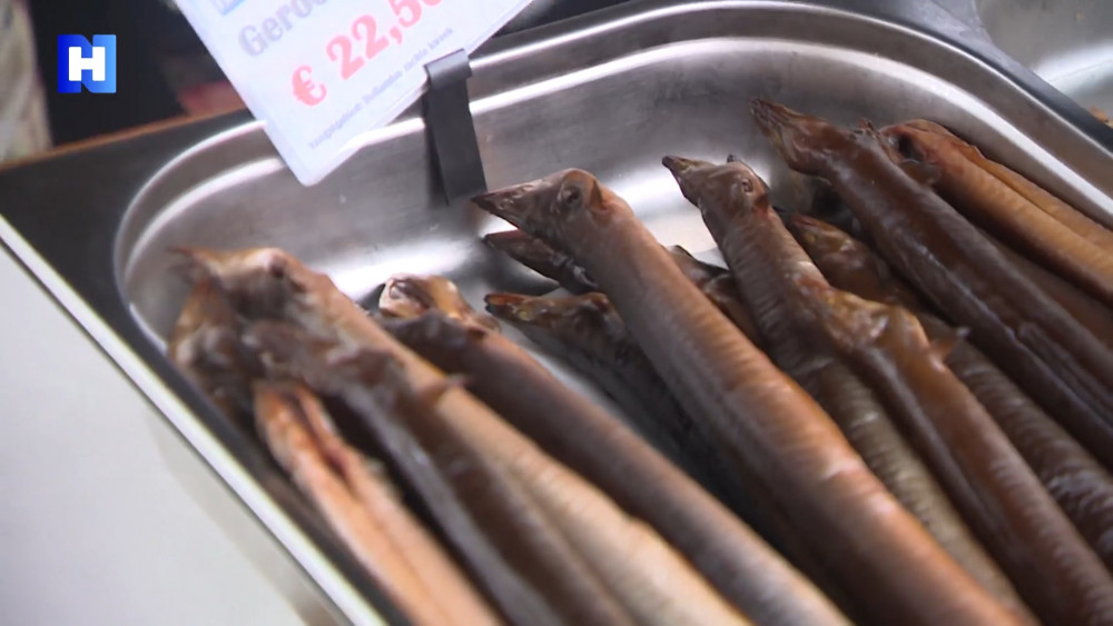 Geur van vis en rook bij 28e NK Palingroken in Kortenhoef