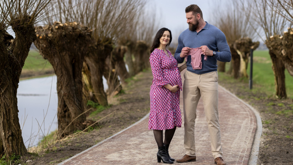 Babynieuws: 'Dutch Giant' Olivier Richters en vriendin Desiree verwelkomen eerste kindje