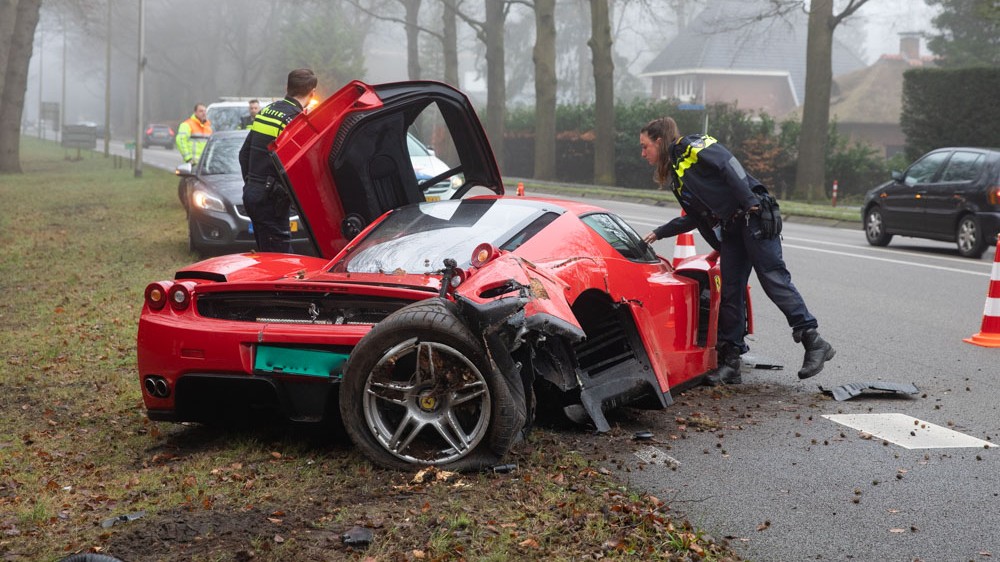 Peperdure Ferrari gecrasht tegen een boom bij Hilversum