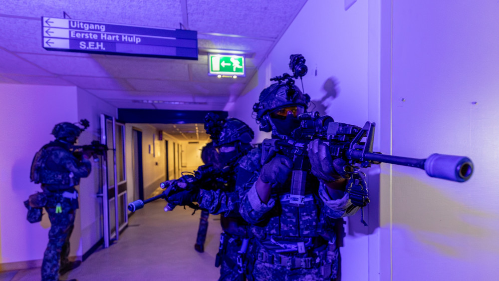 Voormalig ziekenhuis Tergooi is eventjes 'oefenspeeltuin' voor het Korps Mariniers