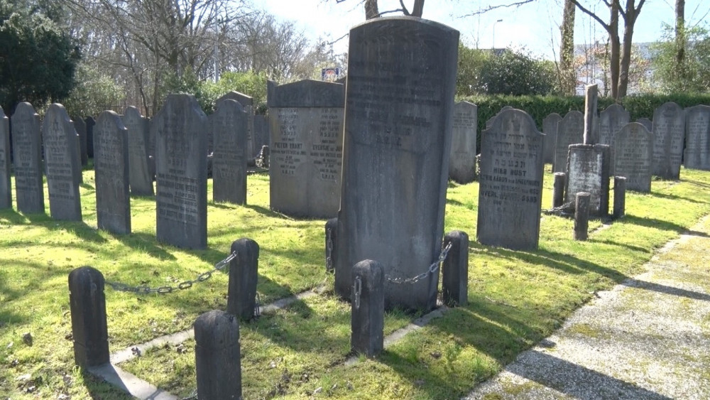 Scheve gezichten nu Hilversum onderhoud joodse begraafplaats wil betalen: &quot;Voorkeursbehandeling&quot; 