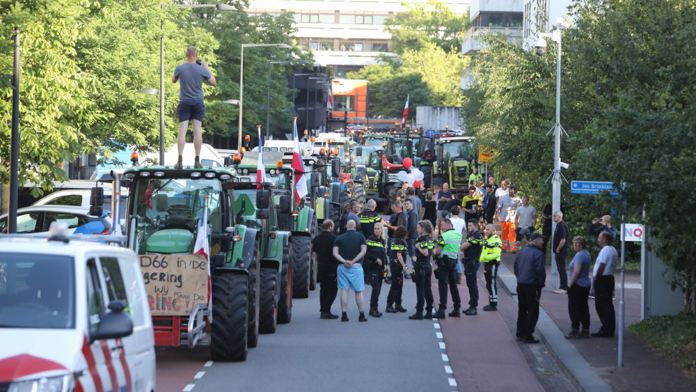 Tientallen boeren in tractoren verzamelen zich bij het Mediapark in Hilversum 