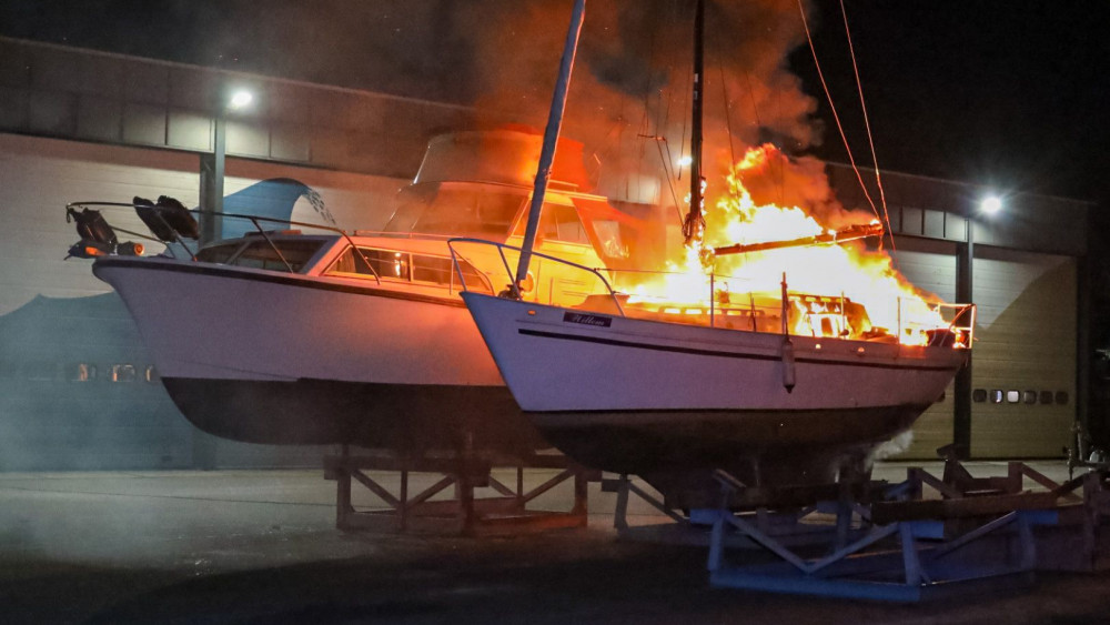 Zeilboot in Huizer haven vat twee keer vlam in één dag tijd