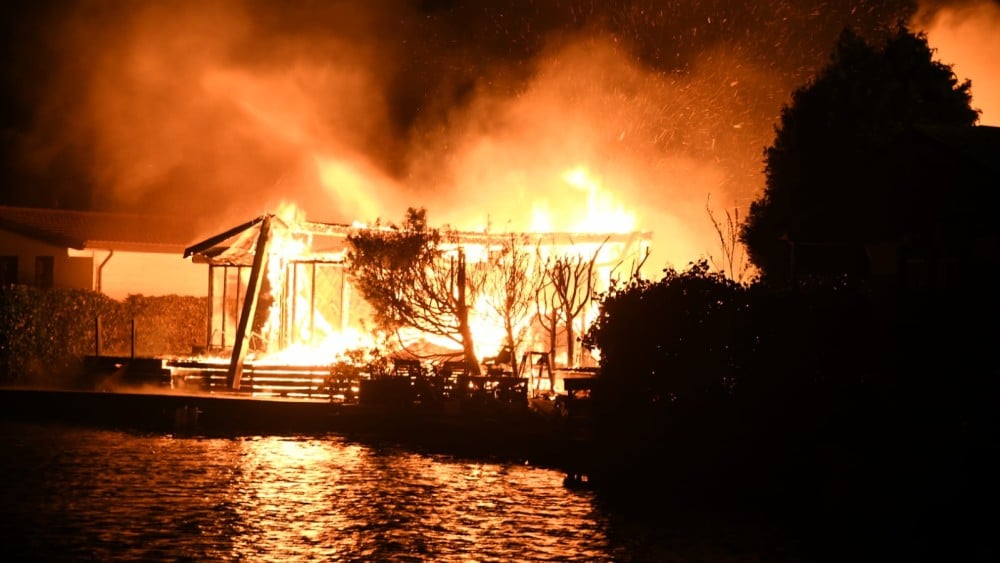 Drie chalets in as gelegd tijdens grote brand in Nederhorst den Berg
