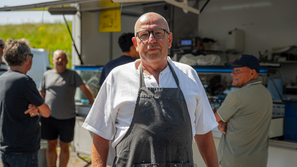Geliefde visboer Dirk stopt na 40 jaar visverkoop aan Muiders: "Waar haal ik nu mijn vissie?"