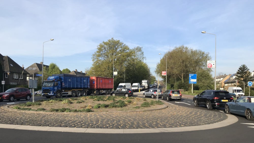 Bewoners rond drukke Hilversumse verkeersader weer woedend: "Weg wordt nog drukker"