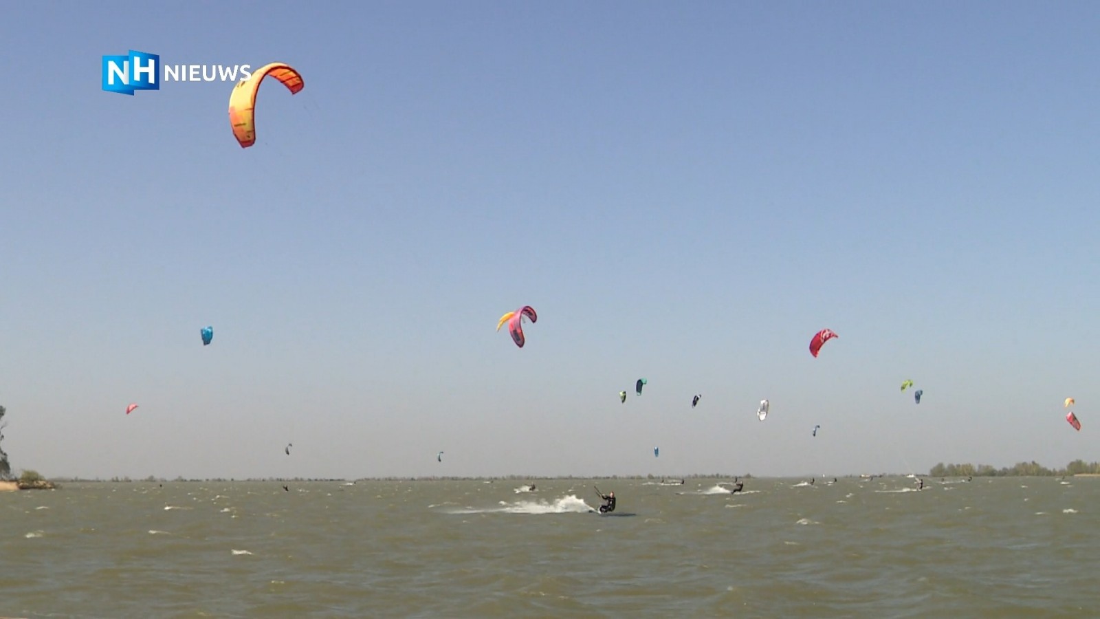 Stevige oostenwind zorgt voor veel kiters op IJmeer: "Veel andere stranden zijn dicht&q