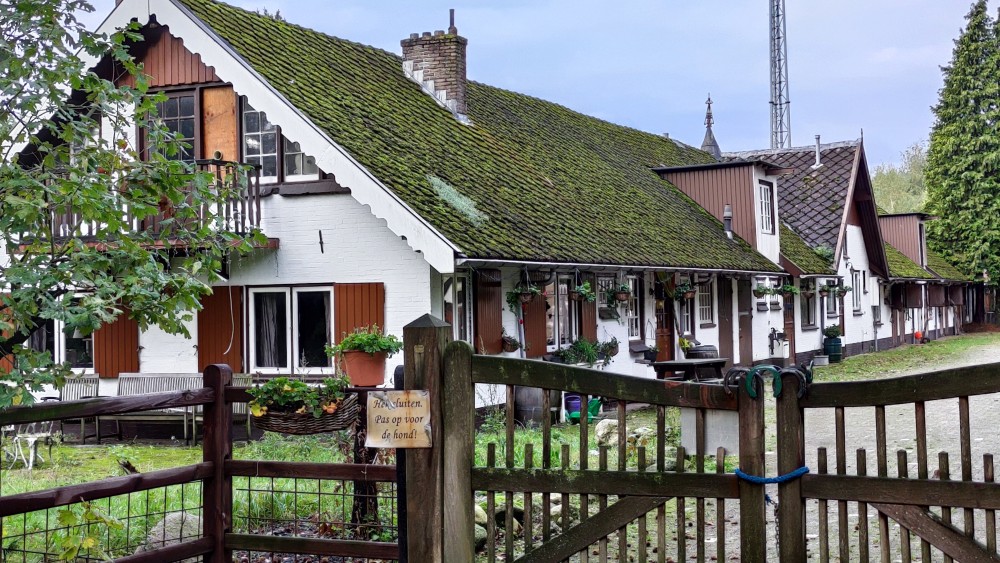 Historie staat nieuwbouw in de weg: monumentale Bussumse paardenstallen t&oacute;ch tegen de vlakte
