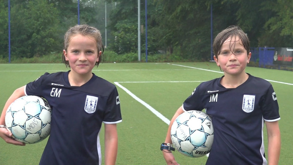 Voetbaltweeling Juno en Elin (9) uit Hilversum zijn fan van de Oranje Leeuwinnen 