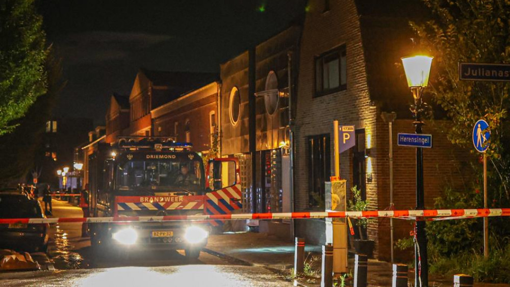 Explosie bij woning aan Herensingel in Weesp, bewoners blussen zelf de brand