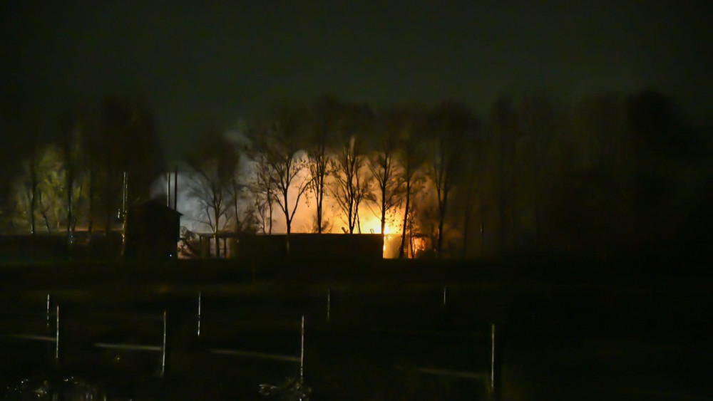 Vlammen slaan uit schuren in Nederhorst den Berg, geen gewonden