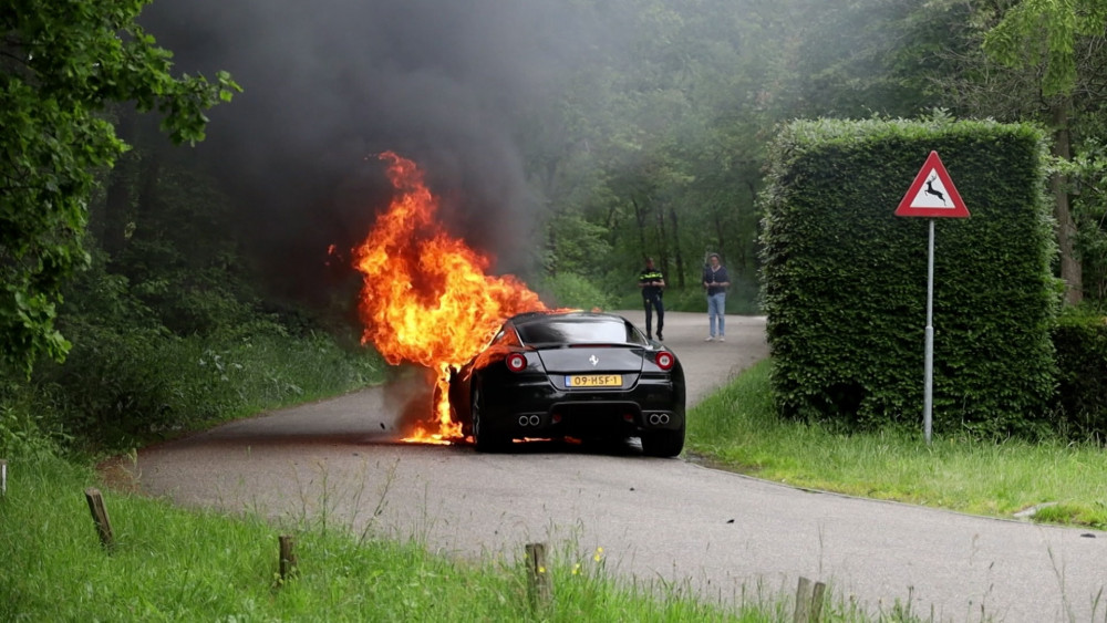 Ferrari van meer dan 4 ton gaat in vlammen op in Blaricum