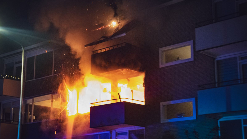 Uitslaande brand zorgt voor veel schade in Hilversumse flat